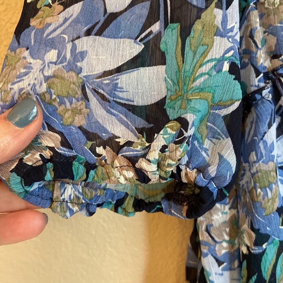 EXPRESS Size S Blue Floral Ruffled Tiered V-Neck Semi-Sheer Hi-Low Blouse - Picture 5 of 16